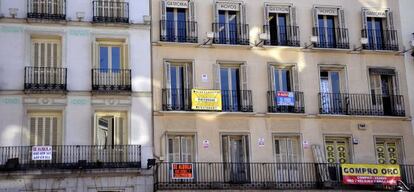 Fachada de un edificio de la capital con diferentes carteles.