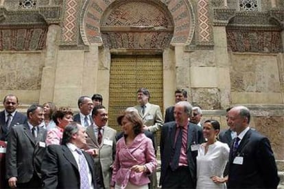 La ministra Carmen Calvo posa junto a representantes de 19 países iberoamericanos ante la mezquita de Córdoba.