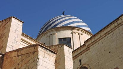 La cúpula semiesférica con revestimiento de tejas vidriadas dispuestas en bandas azules y blancas de la basílica de la Purísima, del siglo XIX, define la panorámica de Yecla.