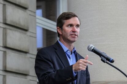 El gobernador Andy Beshear habla en una conferencia de prensa el 2 de noviembre en Ashland, Kentucky.