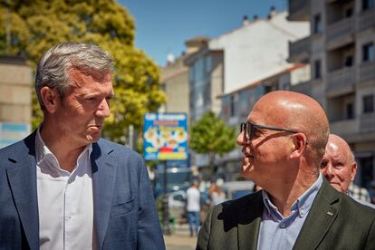 Rueda y Baltar, durante un paseo electoral por Xinzo de Limia el pasado 23 de mayo. 