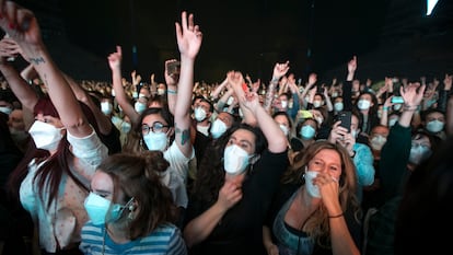 Asistentes al concierto de Love of Lesbian en el Palau Sant Jordi de Barcelona, el 27 de marzo, el primero con 5.000 personas sin distancia de seguridad.