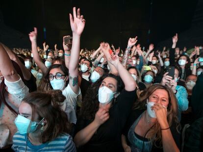 Asistentes al concierto de Love of Lesbian en el Palau Sant Jordi de Barcelona, el 27 de marzo, el primero con 5.000 personas sin distancia de seguridad.