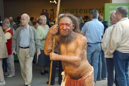 Figura de un hombre neandertal en la puerta del museo de los Neandertales en Mettmann (Alemania).