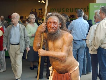 Estátua de um homem de neandertal na porta de um museu.