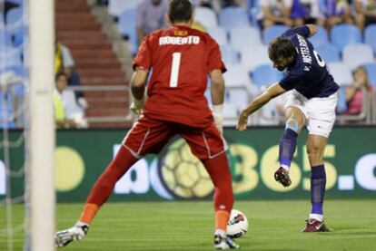 Van Nistelrooy desperdicia una ocasión de gol.