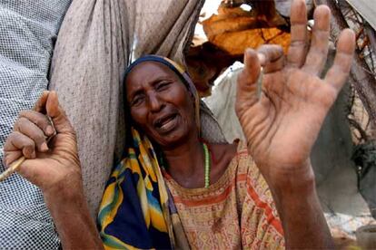 Una mujer pide ayuda en Wajir, a unos 1.400 kilómetros al norte de Nairobi (Kenia).