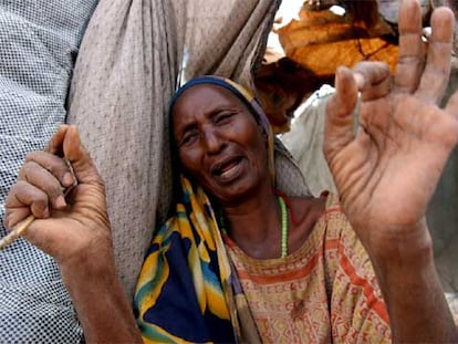Una mujer pide ayuda en Wajir, a unos 1.400 kilómetros al norte de Nairobi (Kenia).