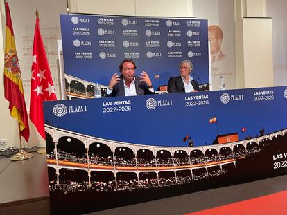 Rafael García Garrido, a la izquierda, y Simón Casas, durante la presentación de su proyecto empresarial para Las Ventas.