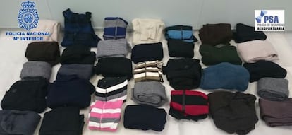 Las prendas impregnadas con 12 kilos de cocaína que han sido incautadas por la Policía.