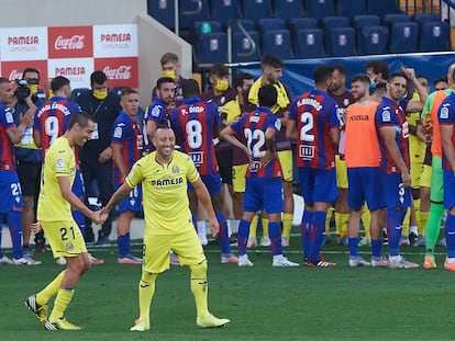 Bruno Soriano y Santi Cazorla, en su despedida del Villarreal ante el Eibar.