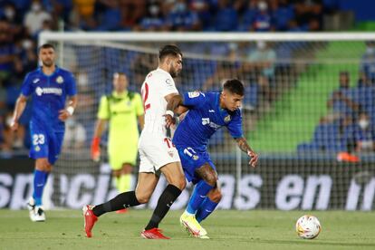 Mathias Olivera, del Getafe, y Rafa Mir, del Sevilla, disputan el balón durante el partido de liga.