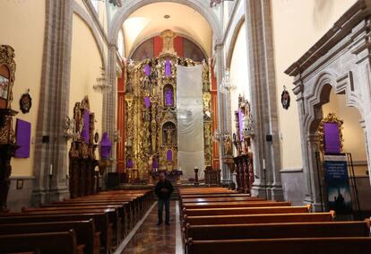 Iglesia católica en Ciudad de México, con las imágenes cubiertas.