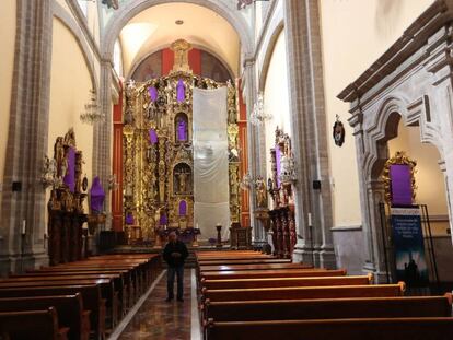 Iglesia católica en Ciudad de México, con las imágenes cubiertas.