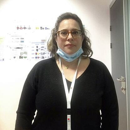 Patricia Abejaro (39), responsable de servicios generales del Hospital Universitario Puerta de Hierro, Majadahonda. Mi trabajo consiste en facilitar la labor de aquellos que pasan interminables jornadas al pie del cañón para cuidar de nosotros”, dice esta profesional del hospital Puerta de Hierro de Majadahonda (Madrid). Desde las camas hasta el mobiliario o la restauración, se ocupa de toda necesidad no asistencial del personal sanitario.