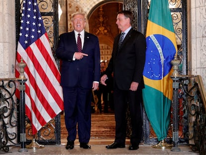 El expresidente Donald Trump durante una sesión fotográfica con Jair Bolsonaro, antes de una cena de trabajo en el resort Mar-a-Lago en Palm Beach, Florida, el 7 de marzo de 2020.