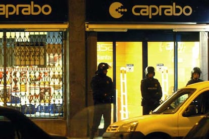 La Policía acordona el supermercado durante el proceso de negociación para liberar a los rehenes.