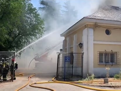 Bomberos del Ayuntamiento de Madrid extinguen un incendio en la delegación de Patrimonio Nacional de El Pardo.