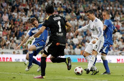 Cristiano chuta a portería para marcar el segundo gol del Madrid.