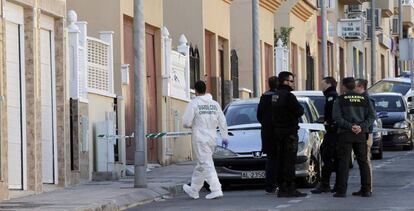 Agentes registran la escena de un crimen de violencia machista en Huércal, Almería.