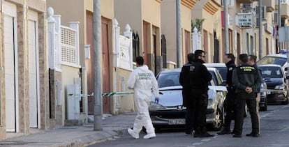 Agentes registran la escena de un crimen de violencia machista en Huércal, Almería.