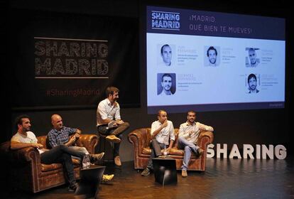 Juanma Nieto (Micocar), Mariano Sylveira (Cabify), José Luis Zimmermann (Adigital), Yuri Fernández (Uber) y Sócrates Domínguez (Bluemove), ayer durante una de las mesas de debate de Sharing Madrid.