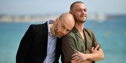 French director Camille Vidal-Naquet (L) and French actor Felix Maritaud pose on May 10, 2018 during a photocall for the film