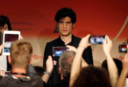 Los móviles buscan capturar la imagen del actor Louis Garrel en la rueda de prensa de 'Les fantômes d'Ismael'.