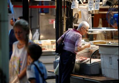 Una cliente escoge un corte de carne en el mercado, el 14 de marzo en Buenos Aires.