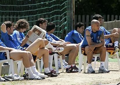 Xabi Alonso, Puyol, Morientes, Marchena, Vicente, Raúl Bravo y Valerón, durante un descanso.