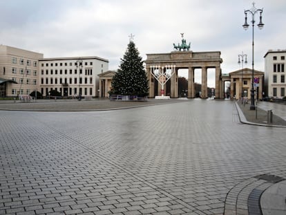 A praça Paris, em Berlim, com o Portão de Brandemburgo ao fundo, quase vazia nesta quarta-feira, quando entraram em vigor as novas restrições na Alemanha.