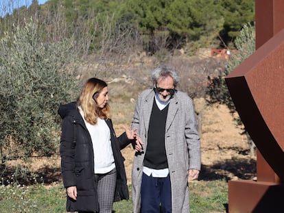 La consejera de Transición Ecológica, Isaura Navarro, y el escultor valenciano Miquel Navarro, este miércoles, en Siete Aguas.