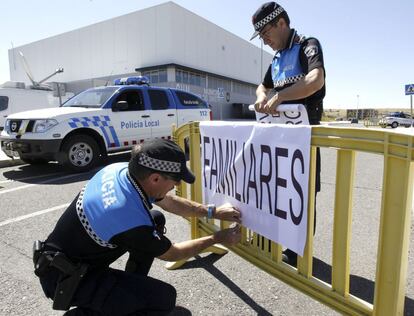 Agentes de la Policía Local colocan un cartel a la entrada del polideportivo municipal "Carlos Sastre" de Ávila, habilitado para atender a los familiares de las víctimas del accidente de autobús ocurrido esta mañana en Tornadizos, a unos seis kilómetros de Ávila. Nueve de los aproximadamente 25 viajeros han fallecido, y hay varios heridos de diferente consideración, algunos muy graves.