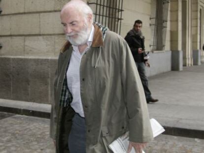 El funcionario Teodoro Montes sale de los juzgados de Sevilla.