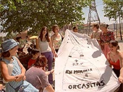 Protesta vecinal en Orcasitas contra una torre de alta tensión.