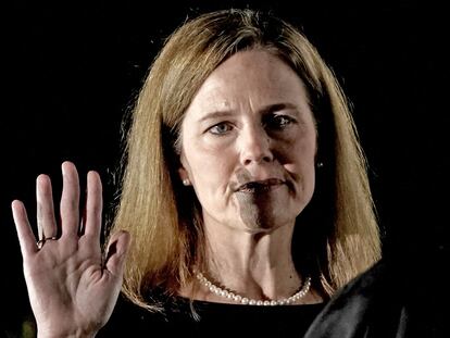 Amy Coney Barrett jura como juez del Tribunal Supremo de EEUU, el 26 de octubre de 2020 en la Casa Blanca.