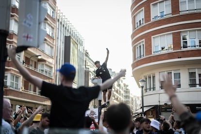 Un aficionado del Tottenham subido a un semáforo en las calles de Bilbao.