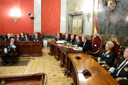 El presidente suplente del CGPJ, Rafael Mozo, sentado a la izquierda, durante la toma de posesión de Dolores Delgado y Ana García León como fiscales de sala en el Supremo, el 18 de octubre.