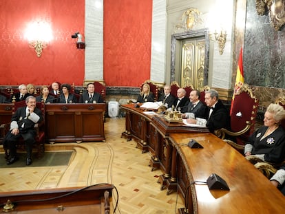 El presidente suplente del CGPJ, Rafael Mozo, sentado a la izquierda, durante la toma de posesión de Dolores Delgado y Ana García León como fiscales de sala en el Supremo, el 18 de octubre.