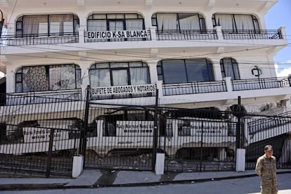 Daños causados por el sismo en un edificio de la municipalidad de Tacana, departamento de San Marcos, Guatemala, en la frontera con México.  