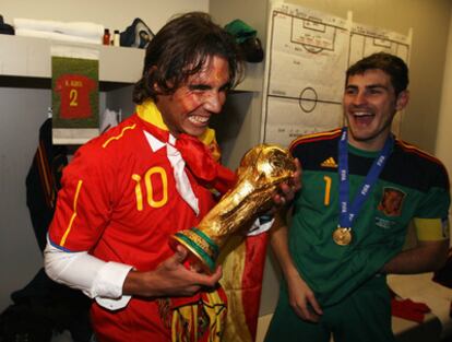 El tenista español Rafael Nadal toma la Copa del Mundo en presencia de Iker Casillas en los vestuarios de Johanesburgo.