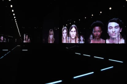 Una instalación en vídeo daba la bienvenida a la colección primavera/verano 2015 de Nicolas Ghesquière para Louis Vuitton.