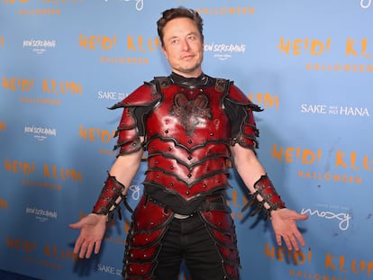 Elon Musk asiste a la fiesta de Halloween de Heidi Klum en Nueva York.