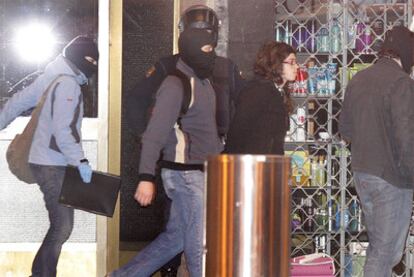 Agentes de la Policía Nacional trasladan a dependencias policiales a Saioa Zubiaur, detenida en Bilbao en una operación policial contra Segi que se ha saldado con ocho detenciones.