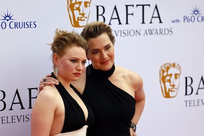 Las actrices Mia Threapleton y Kate Winslet, protagonista de 'I am Ruth', en los premios Bafta, celebrados el 14 de mayo de 2023 en Londres.