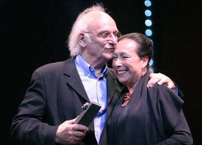 Carlos Saura besa a la bailarina Cristina Hoyos, durante el homenaje que recibió en el Festival de Málaga en abril de 2005.