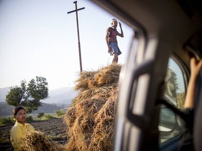 "Compartir labor, sin uno ser más que el otro. Un sólo objetivo, un único fin". Un hombre y una mujer cargan un carromato con paja el ganado en una zona rural de Pauvathok, Nepal.