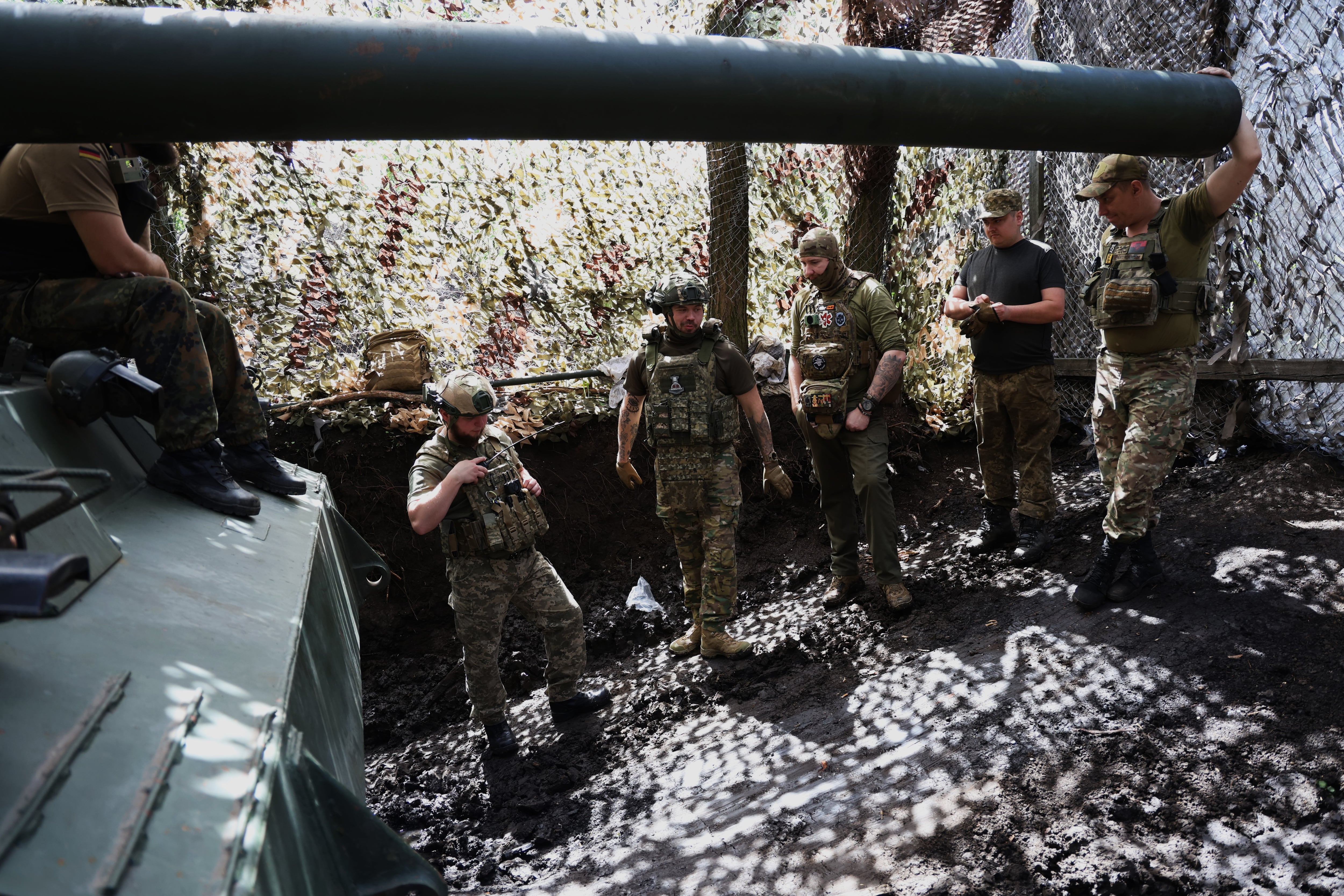 Militares ucranios integrantes de la tripulación de una batería de obús 2S7 Pion soviética de la 43 Brigada del ejército de Ucrania que lanza munición estadounidense hacia posiciones rusas en el frente de Prokrovsk, en una imagen del 15 de mayo.