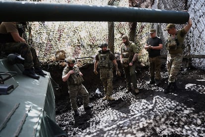 Militares ucranios integrantes de la tripulación de una batería de obús 2S7 Pion soviética de la 43 Brigada del ejército de Ucrania que lanza munición estadounidense hacia posiciones rusas en el frente de Prokrovsk, en una imagen del 15 de mayo.