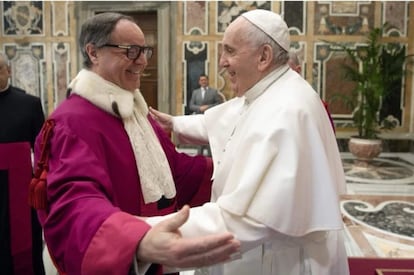 Alejandro Arellano recibe la felicitación del Papa Francisco tras su nombramiento como decano del Tribunal de la Rota, en marzo de 2021.